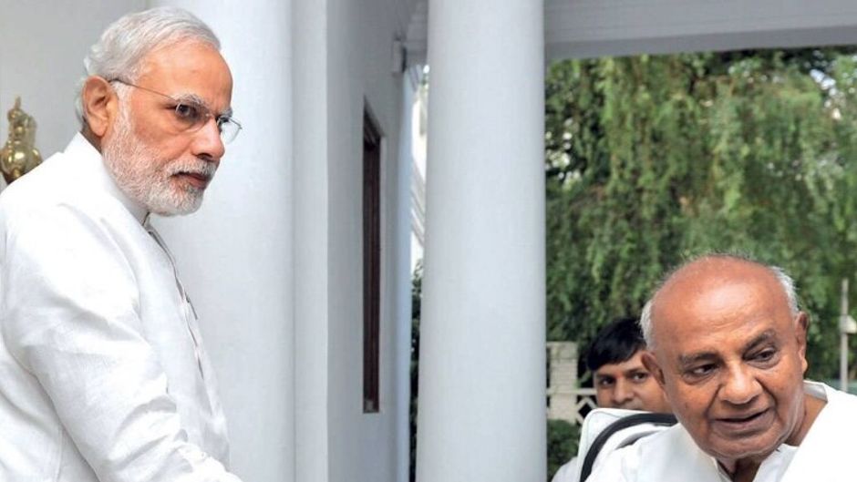 एक-दूसरे का सहारा दिल्ली में प्रधानमंत्री नरेंद्र मोदी और देवेगौड़ा की मुलाकात की पुरानी तस्वीर