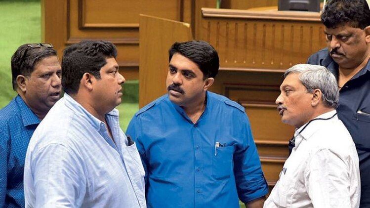 बुतों को लेकर आमने सामने सहयोगी राजनीतिक दल 