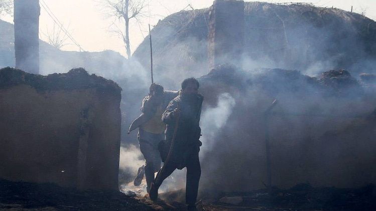  जान बची झोरा गांव के पास गोलाबारी से बचकर भागते ग्रामीण