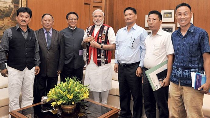 नगा समझौते के दौरान होहो प्रतिनिधिमंडल के साथ प्रधानमंत्री मोदी