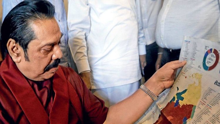  जीत की खबर राजपक्षे अखबार पढ़ते हुए