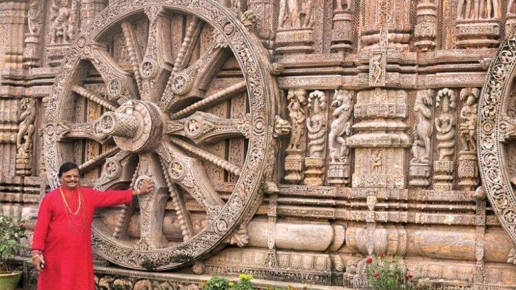 सूर्य का दूसरा रथ अपनी वर्कशॉप में तैयार किए सूर्य के रथ के पहिए के साथ रघुनाथ महापात्र