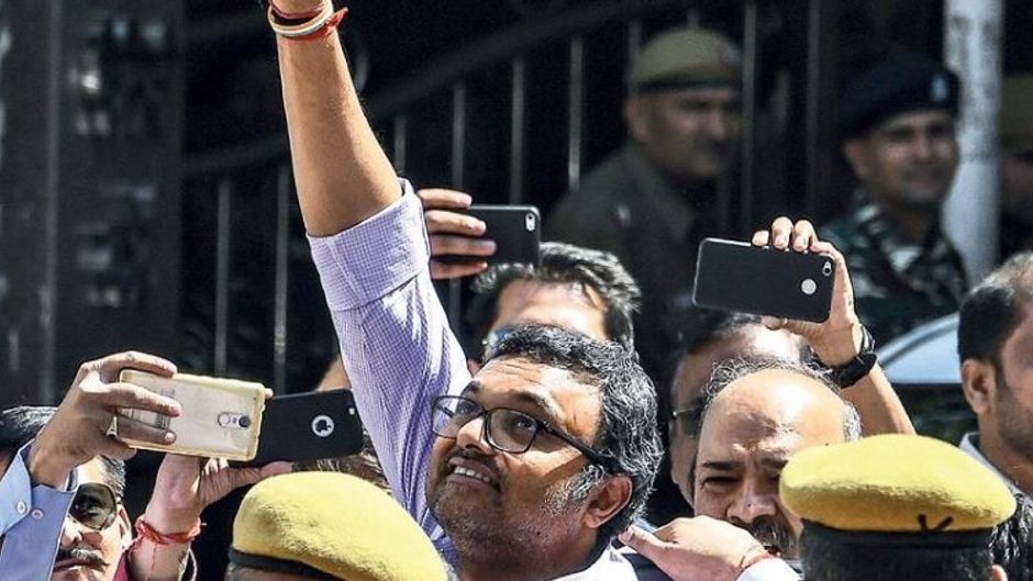 दिल्ली के पटियाला कोर्ट में पेश होते कार्ति चिदंबरम