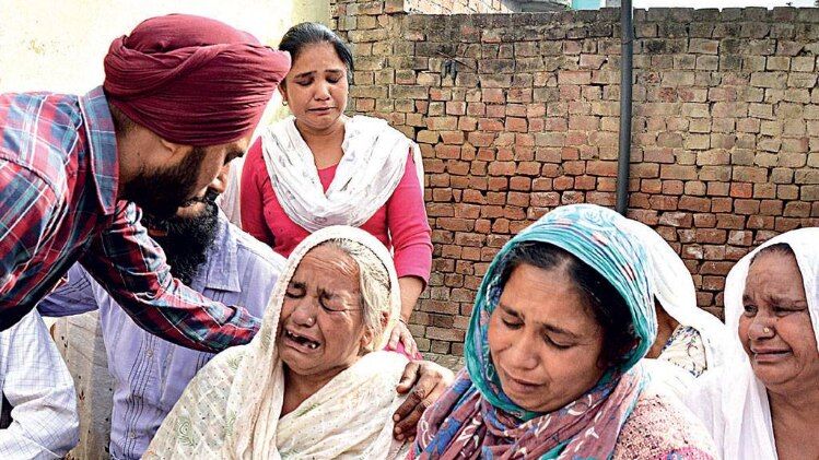शोकाकुल मोसुल में मारे गए हरसिमरन सिंह का वोवल गांव अमृतसर में रोता-बिखलता परिवार