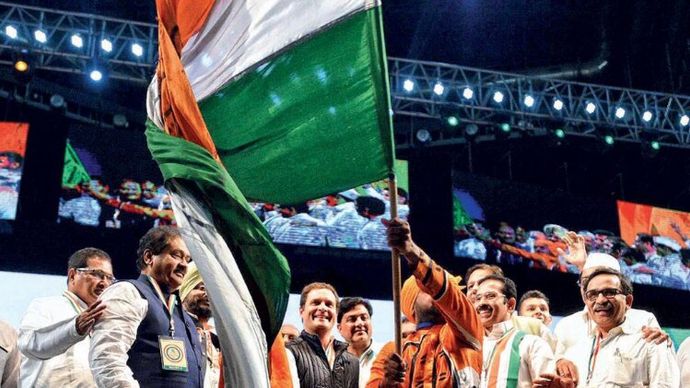 नई लहर कांग्रेस के 84वें महाधिवेशन में पार्टी कार्यकर्ताओं के साथ राहुल गांधी