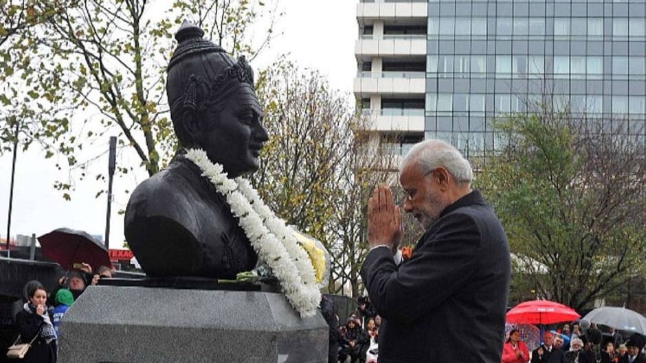 लंदन में ही बसवेश्वर भगवान की मूर्ति को प्रधानमंत्री नरेंद्र मोदी ने पहनाया माला