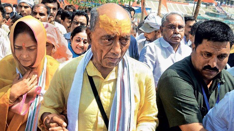 लंबा सफरः  नर्मदा परिक्रमा संपन्न होने के अवसर पर बरमान घाट पर पत्नी अमृता के साथ दिग्विजय सिंह