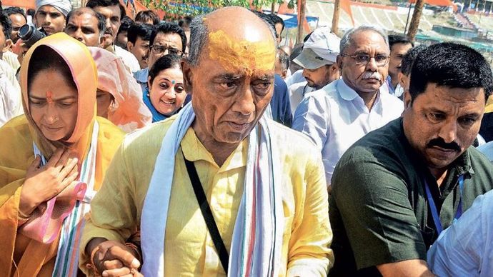 लंबा सफरः नर्मदा परिक्रमा संपन्न होने के अवसर पर बरमान घाट पर पत्नी अमृता के साथ दिग्विजय सिंह