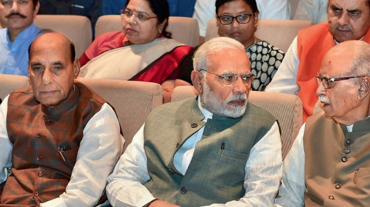 असहज से भाजपा संसदीय दल की बैठक में पार्टी के नेतागण