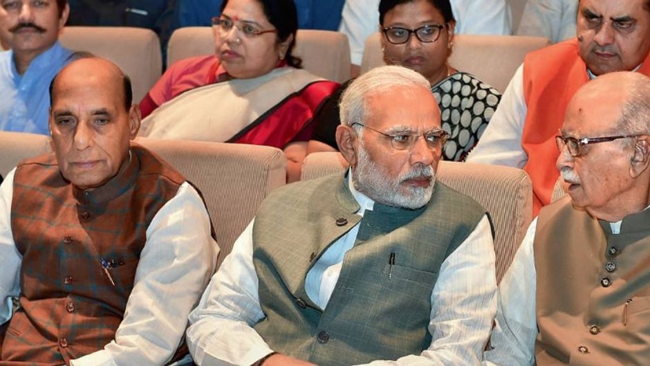 असहज से भाजपा संसदीय दल की बैठक में पार्टी के नेतागण