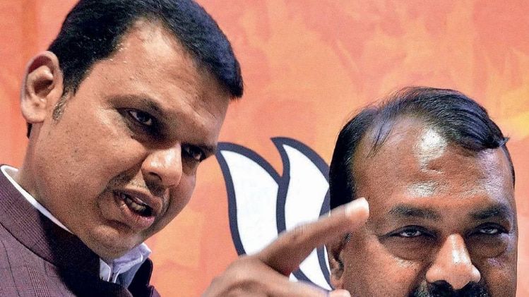 बदलता रंग पालघर के पूर्व कांग्रेसी नेता अशोक गावित मुख्यमंत्री फडऩवीस के साथ