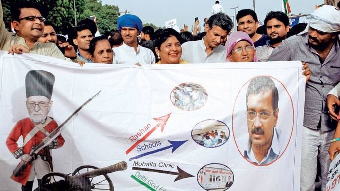 नेता के पदचिन्हों पर आप के कार्यकर्ता उपराज्यपाल अनिल बैजल के दफ्तर में धरने पर बैठे पार्टी नेता