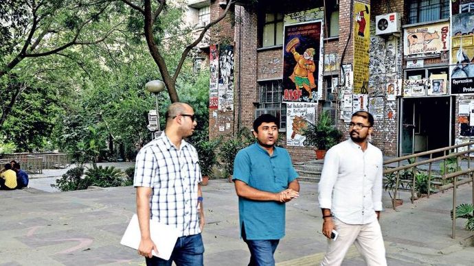 प्रश्नाकुलता को प्रश्रय स्कूल ऑफ सोशल साइंसेज के बाहर छात्र