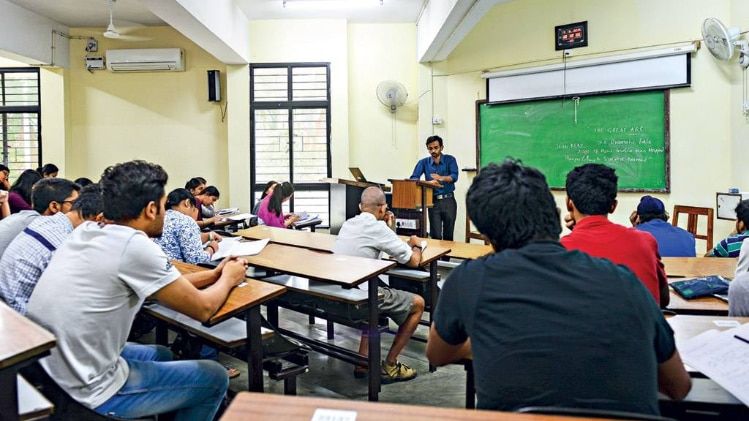 सवाल उठातीं प्रतिभाएंः एनएलएसआइयू में चल रही एक क्लास