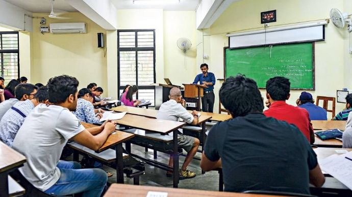 सवाल उठातीं प्रतिभाएंः एनएलएसआइयू में चल रही एक क्लास