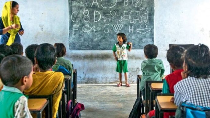 बेहतर पढ़ाई सनवर के एक स्कूल में विद्यार्थी