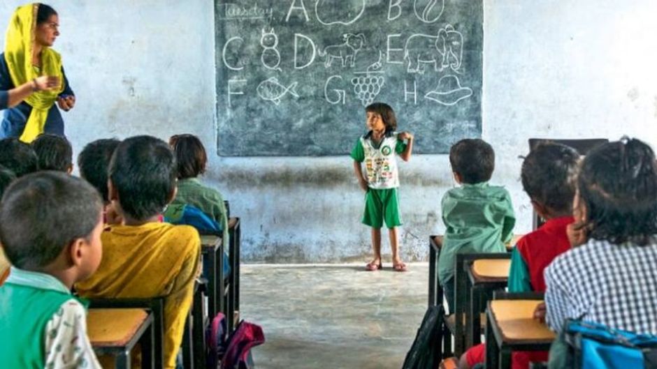 बेहतर पढ़ाई सनवर के एक स्कूल में विद्यार्थी