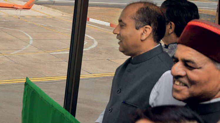 शुरुआतः मुख्यमंत्री पवन हंस योजना को हरी झंडी दिखाते हुए