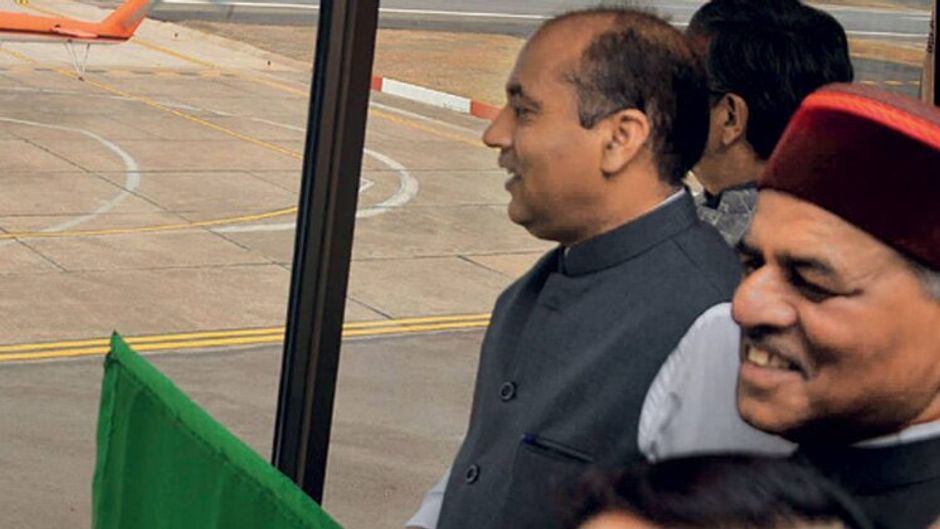 शुरुआतः मुख्यमंत्री पवन हंस योजना को हरी झंडी दिखाते हुए