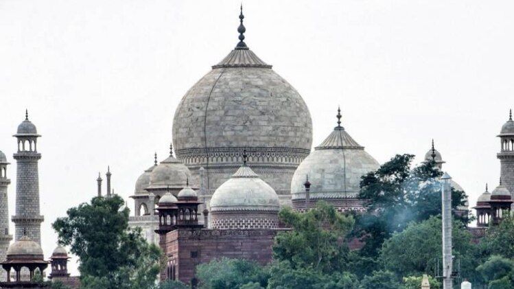100 मीटर  की दूरी पर ताजगंज श्मशान स्थित है