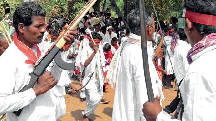 झारखंड के खूंटी जिले में पत्थलगड़ी आंदोलन करते आदिवासी