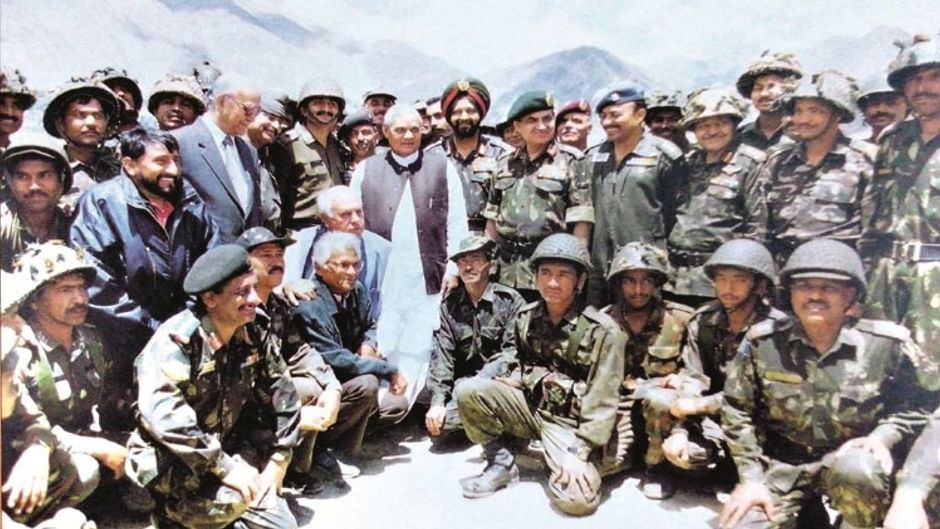 मोर्चे पर दृढ़ः वाजपेयी रक्षा मंत्री जॉर्ज फर्नांडीस (1), सेना प्रमुख वी.पी. मलिक (2), जम्मू-कश्मीर के त