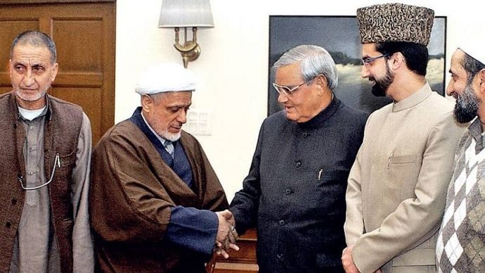 दोस्ती का हाथ नई दिल्ली में वाजपेयी 2004 में हुर्रियत के नेताओं के साथ. अलगाववादी नेताओं के साथ भारत