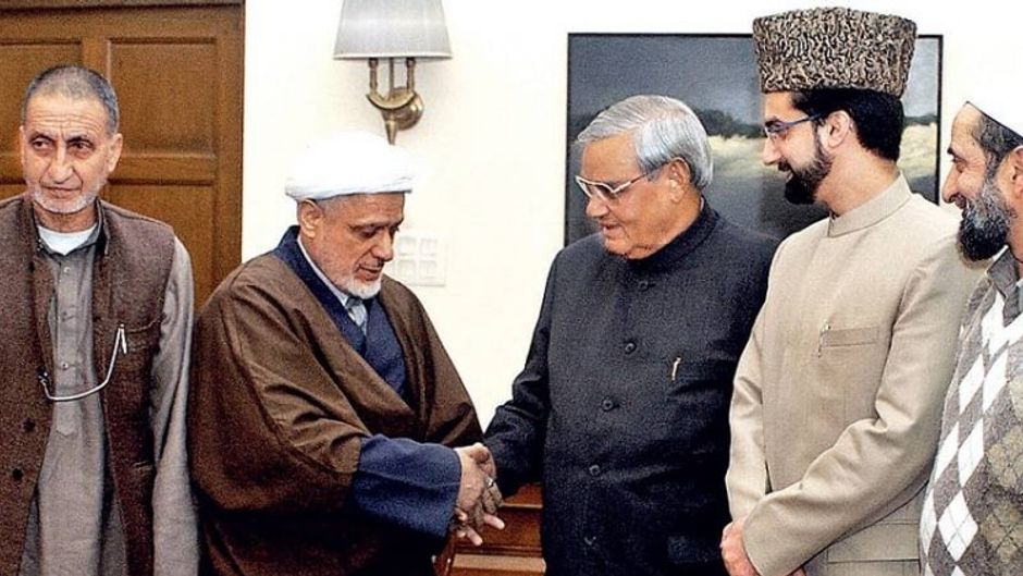 दोस्ती का हाथ नई दिल्ली में वाजपेयी 2004 में हुर्रियत के नेताओं के साथ. अलगाववादी नेताओं के साथ भारत