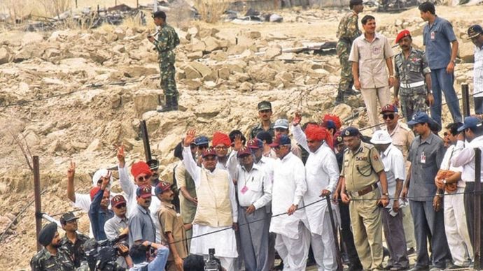 20 मई, 1998-विस्फोटके बाद पोकरण परीक्षण रेंज के पास वाजपेयी, ए.पी.जे. अब्दुल कलाम और जॉर्ज फर्नांडीस