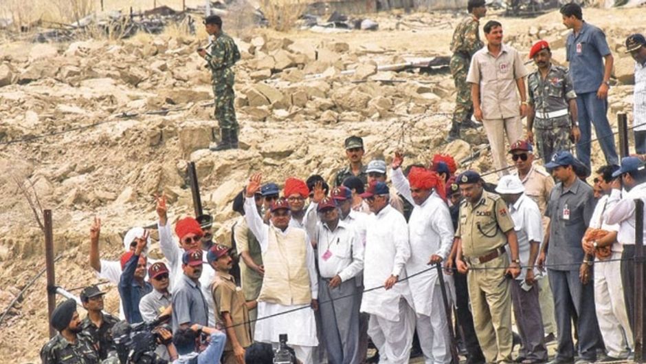 20 मई, 1998-विस्फोटके बाद पोकरण परीक्षण रेंज के पास वाजपेयी, ए.पी.जे. अब्दुल कलाम और जॉर्ज फर्नांडीस