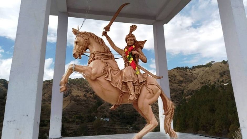 गुराड में लगी तीलू रौतेली की प्रतिमा