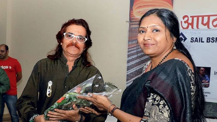 अपने गुरु रतनचंद्र वर्मा के बेटे अश्विनी को सम्मानित करतीं सुष्मिता बोस मजुमदार