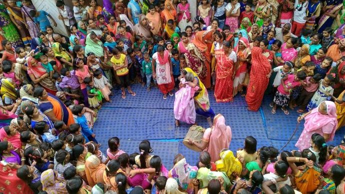 दंगल में औरतें