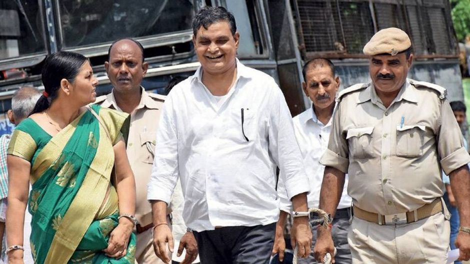 शर्मनाक मुख्य आरोपी ब्रजेश ठाकुर (हथकड़ी पहने); और अब बंद हो चुका मुजफ्फरपुर का बालिका गृह