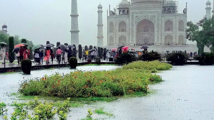 भारी आपदा यमुना की बाढ़ से ताज महल में भरा पानी