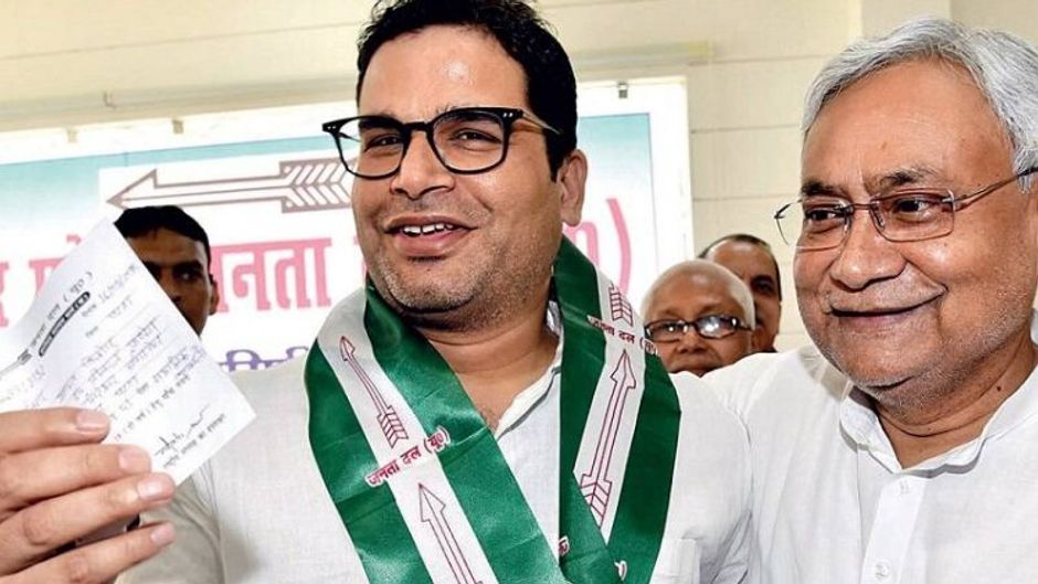 तीर-कमान जद(यू) में शामिल होने के बाद प्रशांत किशोर, साथ में नीतीश कुमार