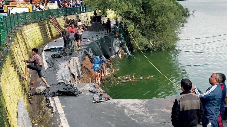  धंसानः नैनीताल के मशहूर लोअर मॉल रोड का एक हिस्सा झील में धंस गया