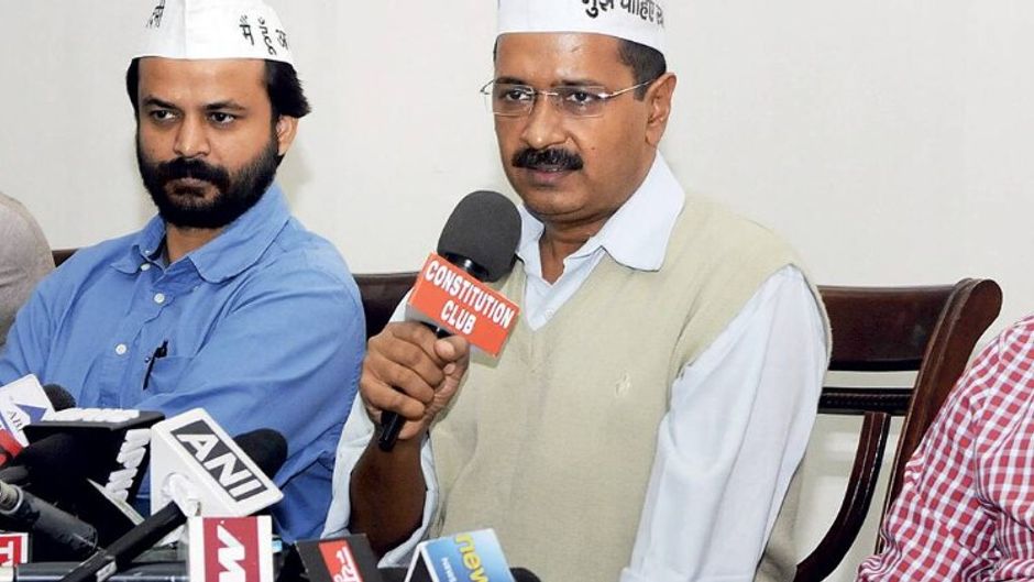 साथ-साथ थे आशीष खेतान, दिल्ली के मुक्चयमंत्री अरविंद केजरीवाल (बीच में) और आशुतोष