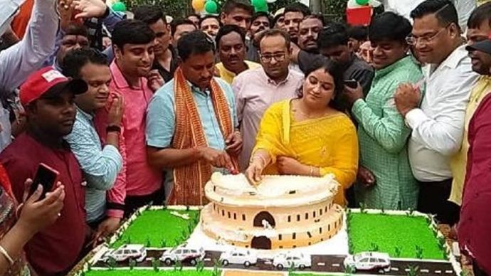 राम शंकर कठेरिया ने काटा केक