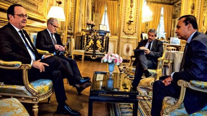 दिग्गजों की बैठकः फरवरी 2017 में एलिसी पैलेस में राष्ट्रपति फ्रांस्वाज ओलांद के साथ अनिल अंबानी