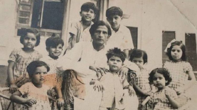 यादगार लम्हाः फोटो में मजाज़ अपने परिवार के साथ 