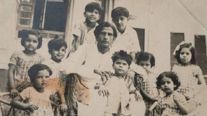 यादगार लम्हाः फोटो में मजाज़ अपने परिवार के साथ