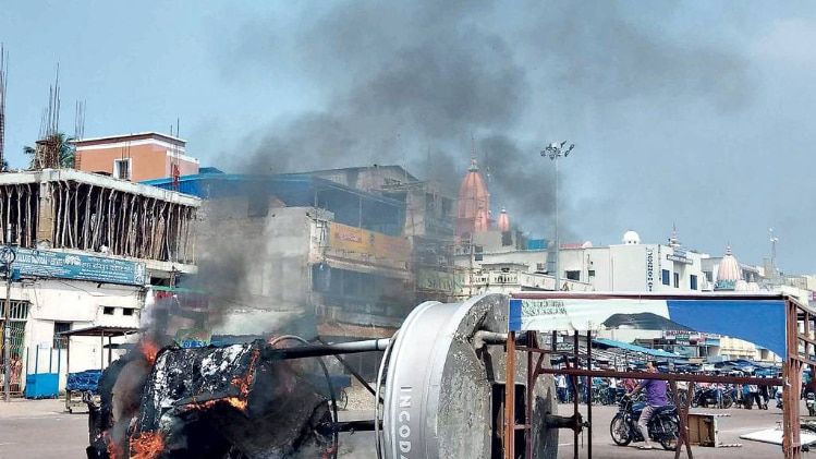 अरराजकता का अलाम पुरी में सेवायतों के प्रदर्शन के बाद शहर के एक चैराहे की हालत