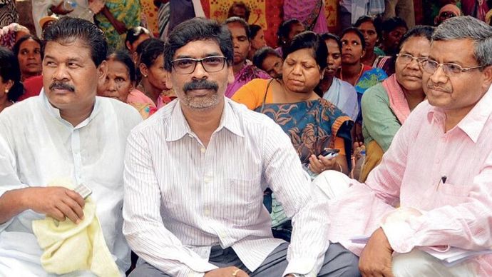 एकता की शक्ति झामुमो के हेमंत सोरेन (बीच में) कांग्रेस नेता अजोय कुमार और बंधु टिर्की के साथ एक प्र