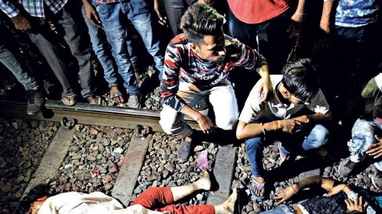 मातम ही मातम दुर्घटना के बाद अपने परिजनों को पहचानने की कोशिश करते लोग