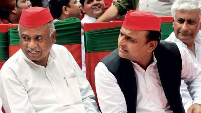 वजूद का सवाल सामाजिक न्याय यात्रा के दौरान मुलायम सिंह यादव के साथ अखिलेश यादव