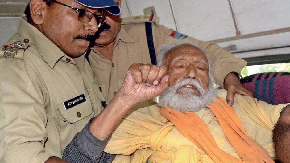 गंगा के लिए आहुति स्वामी सानंद को ले जाते पुलिसकर्मी