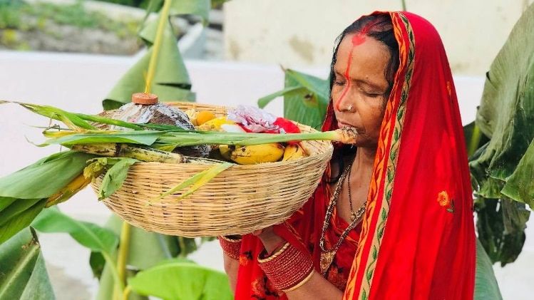 बिहार के मुजफ्फरपुर में छठ व्रती