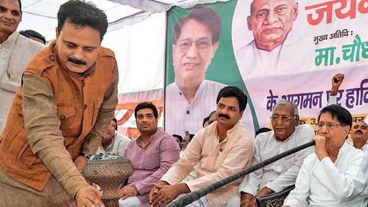   सियासी हुक्काः बागपत में सरदार वल्लभ भाई पटेल की जयंती पर आयोजित समारोह के दौरान अजित सिंह