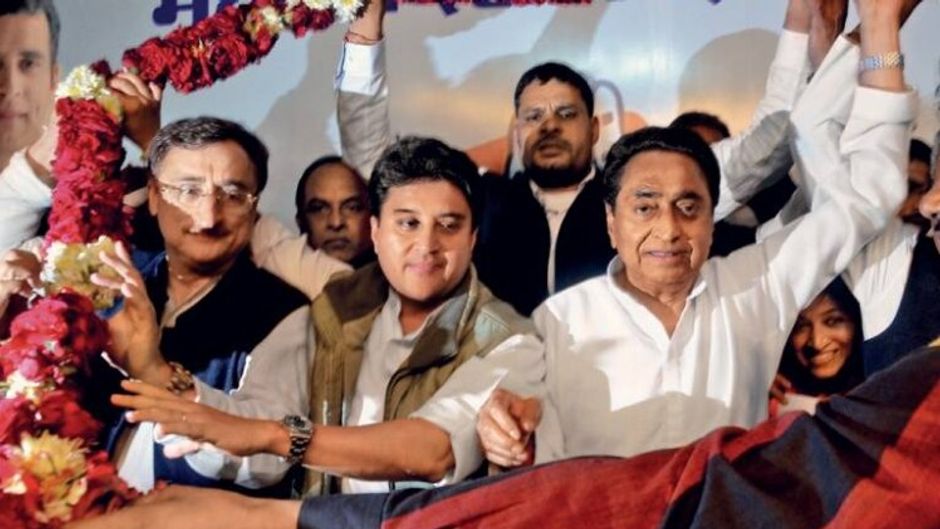 जीत की खुशी ज्योतिरादित्य सिंधिया और कमलनाथ जीत के बाद प्रदेश कांग्रेस दफ्तर में